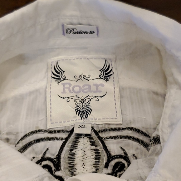 Women's Roar Button Down - Picture 5 of 9